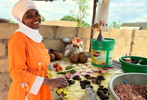 Duas crianças, um único uniforme. Uma rotina marcada pela partilha forçada, pela vergonha silenciosa e pelo risco permanente de abandono escolar.    “Tínhamos também desafios para garantir alimentação. Às vezes era muito difícil. Eu sentia-me triste por não conseguir dar o básico aos meus filhos”.   A poupança mudou a minha vida