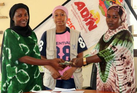 “Antes do projecto não desempenhava nenhuma actividade de geração de renda. Agora tenho o meu próprio negócio e consigo suprir algumas necessidades básicas, como a compra de uniforme e material escolar para a minha filha que está na 5.ª classe. Com este dinheiro de poupança, consegui também tratar o certificado da minha irmã e matriculá-la na escola".