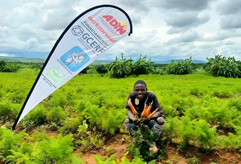 “𝐇𝐨𝐣𝐞 𝐩𝐫𝐨𝐝𝐮𝐳𝐨 𝐧𝐚 𝐦𝐢𝐧𝐡𝐚 𝐩𝐫ó𝐩𝐫𝐢𝐚 𝐦𝐚𝐜𝐡𝐚𝐦𝐛𝐚”: a história de Arcen Rachide, jovem que transformou crédito em autonomia