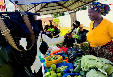 GRUPOS DE POUPANÇA EXPÕEM E COMERCIALIZAM PRODUTOS NO LANÇAMENTO DA CAMPANHA DE COMERCIALIZAÇÃO AGRÍCOLA EM LICHINGA
