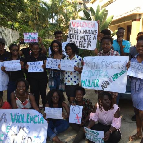 Movimento Activista Moçambique com cartazes de protesto