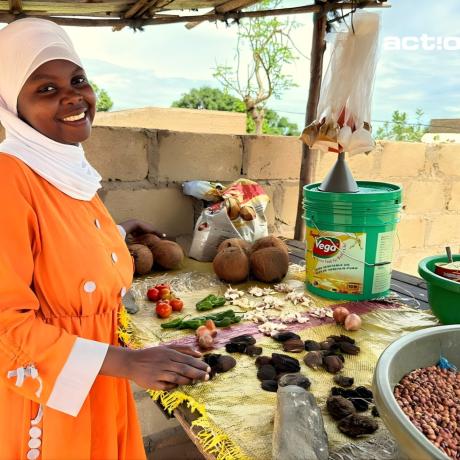 Duas crianças, um único uniforme. Uma rotina marcada pela partilha forçada, pela vergonha silenciosa e pelo risco permanente de abandono escolar.    “Tínhamos também desafios para garantir alimentação. Às vezes era muito difícil. Eu sentia-me triste por não conseguir dar o básico aos meus filhos”.   A poupança mudou a minha vida