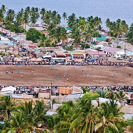 𝐄𝐧𝐭𝐫𝐞𝐠𝐚 𝐝𝐞 𝐄𝐪𝐮𝐢𝐩𝐚𝐦𝐞𝐧𝐭𝐨 𝐑𝐞𝐟𝐨𝐫ç𝐚 𝐚 𝐂𝐨𝐞𝐬ã𝐨 𝐒𝐨𝐜𝐢𝐚𝐥 𝐞𝐧𝐭𝐫𝐞 𝐉𝐨𝐯𝐞𝐧𝐬 𝐞𝐦 𝐏𝐚𝐪𝐮𝐢𝐭𝐞𝐪𝐮𝐞𝐭𝐞, 𝐏𝐞𝐦𝐛𝐚