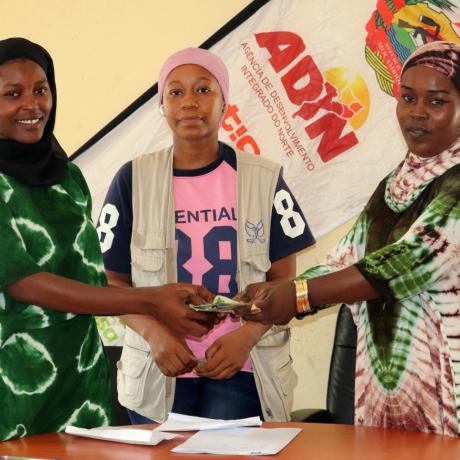 “Antes do projecto não desempenhava nenhuma actividade de geração de renda. Agora tenho o meu próprio negócio e consigo suprir algumas necessidades básicas, como a compra de uniforme e material escolar para a minha filha que está na 5.ª classe. Com este dinheiro de poupança, consegui também tratar o certificado da minha irmã e matriculá-la na escola".