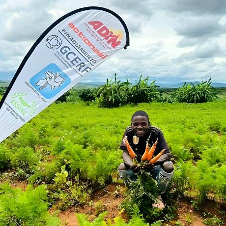 “𝐇𝐨𝐣𝐞 𝐩𝐫𝐨𝐝𝐮𝐳𝐨 𝐧𝐚 𝐦𝐢𝐧𝐡𝐚 𝐩𝐫ó𝐩𝐫𝐢𝐚 𝐦𝐚𝐜𝐡𝐚𝐦𝐛𝐚”: a história de Arcen Rachide, jovem que transformou crédito em autonomia