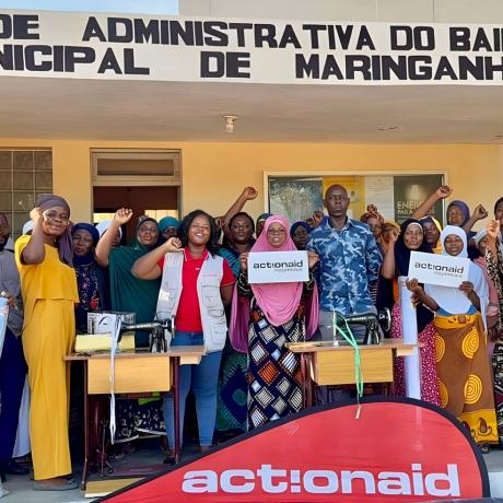Mulheres do Espaço Seguro de Maringanha recebem kits de corte e costura para construir autonomia