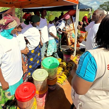 Feira em Chiúre Expõe Negócios Locais e Mostra Como Pequenos Empréstimos Promovem Paz e Coesão Social