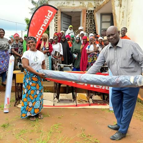 Com o kit de corte e costura, vamos aprender a coser, produzir, vender e conquistar a nossa autonomia