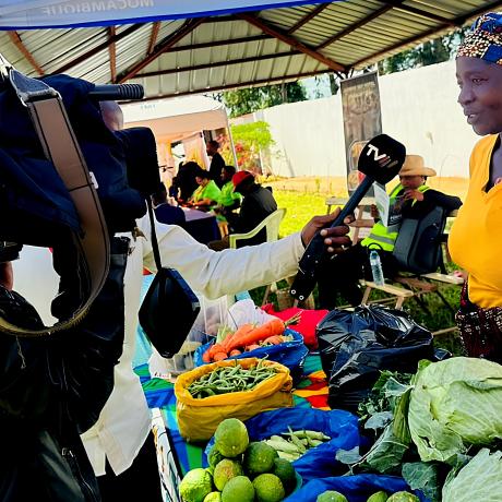 GRUPOS DE POUPANÇA EXPÕEM E COMERCIALIZAM PRODUTOS NO LANÇAMENTO DA CAMPANHA DE COMERCIALIZAÇÃO AGRÍCOLA EM LICHINGA