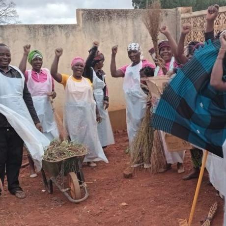 MULHERES DE MALICA LIDERAM JORNADA DE LIMPEZA NO CENTRO DE SAÚDE