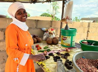 Duas crianças, um único uniforme. Uma rotina marcada pela partilha forçada, pela vergonha silenciosa e pelo risco permanente de abandono escolar.    “Tínhamos também desafios para garantir alimentação. Às vezes era muito difícil. Eu sentia-me triste por não conseguir dar o básico aos meus filhos”.   A poupança mudou a minha vida